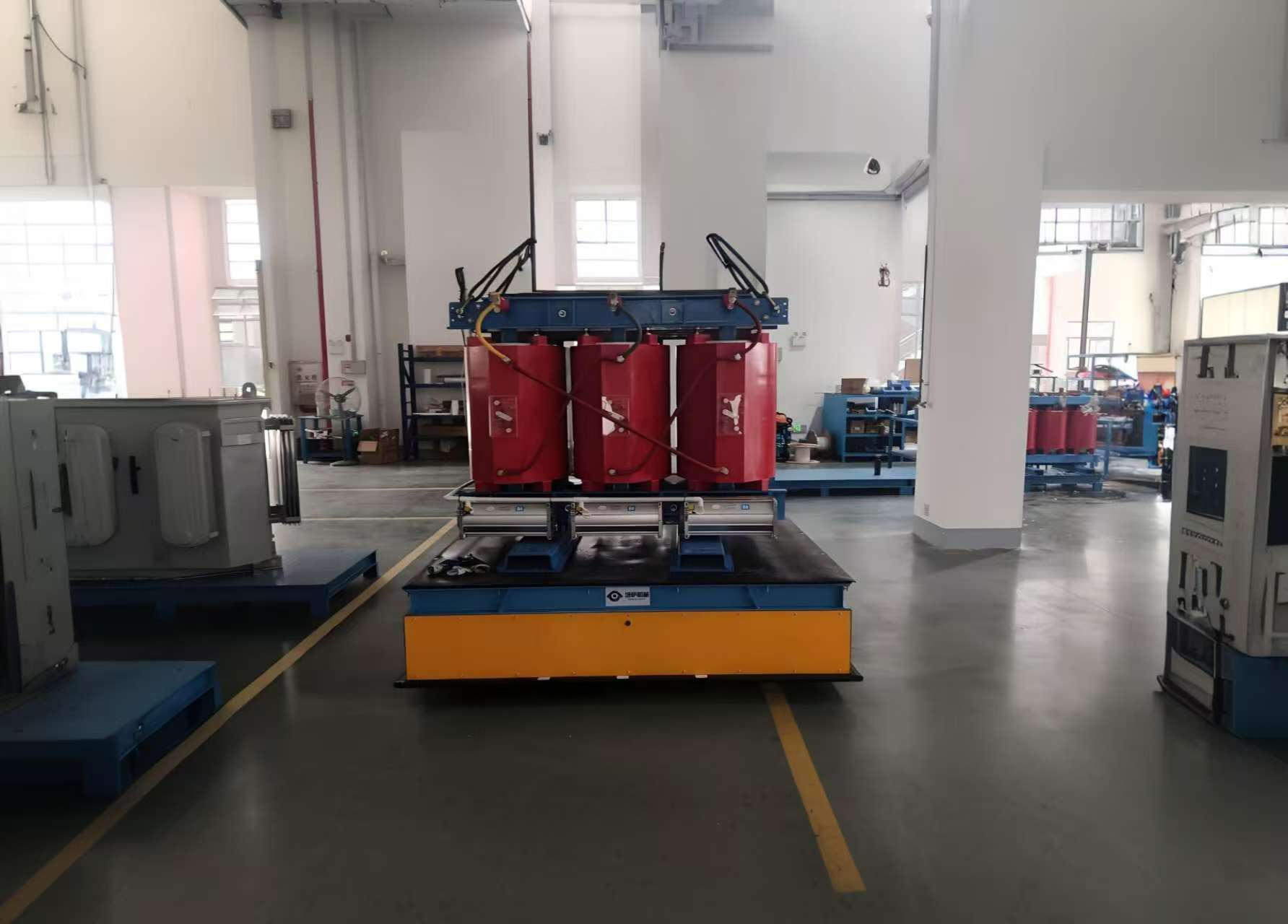 廣東某公司使用縱橫移動無軌平車運輸變壓器客戶現(xiàn)場