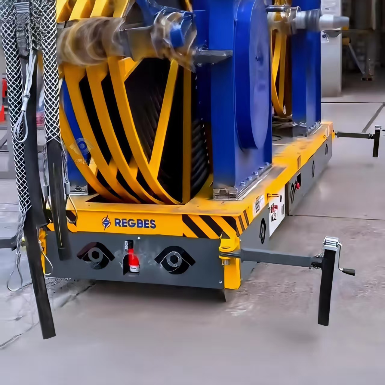 国外某公司使用10吨电动无轨搬运车搬运电缆线卷客户现场