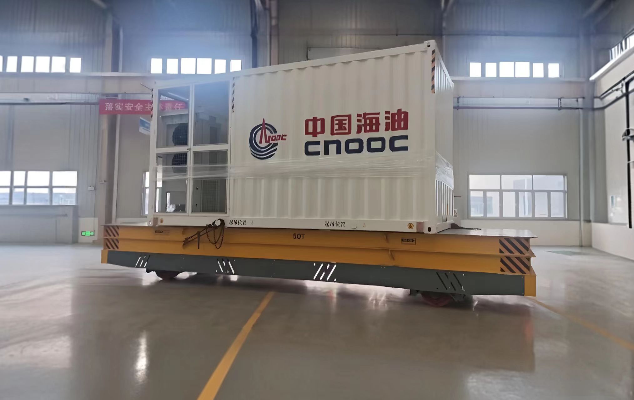 北京某公司使用台面可升降电动无轨搬运车运输储能集装箱客户现场