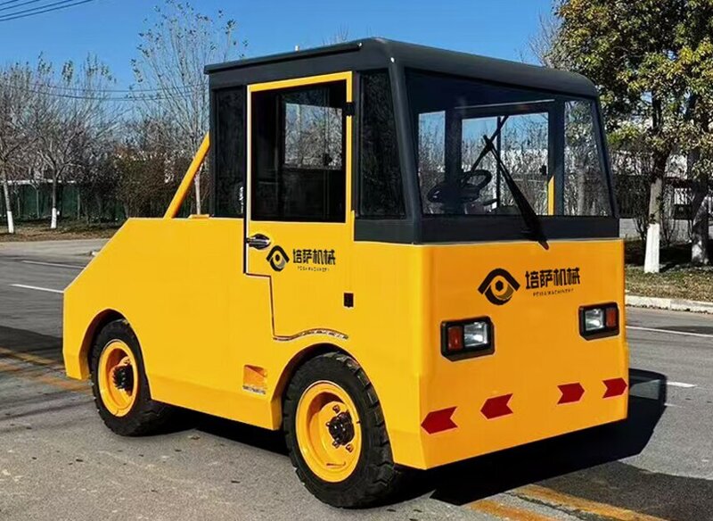 人工驾驶无轨牵引车